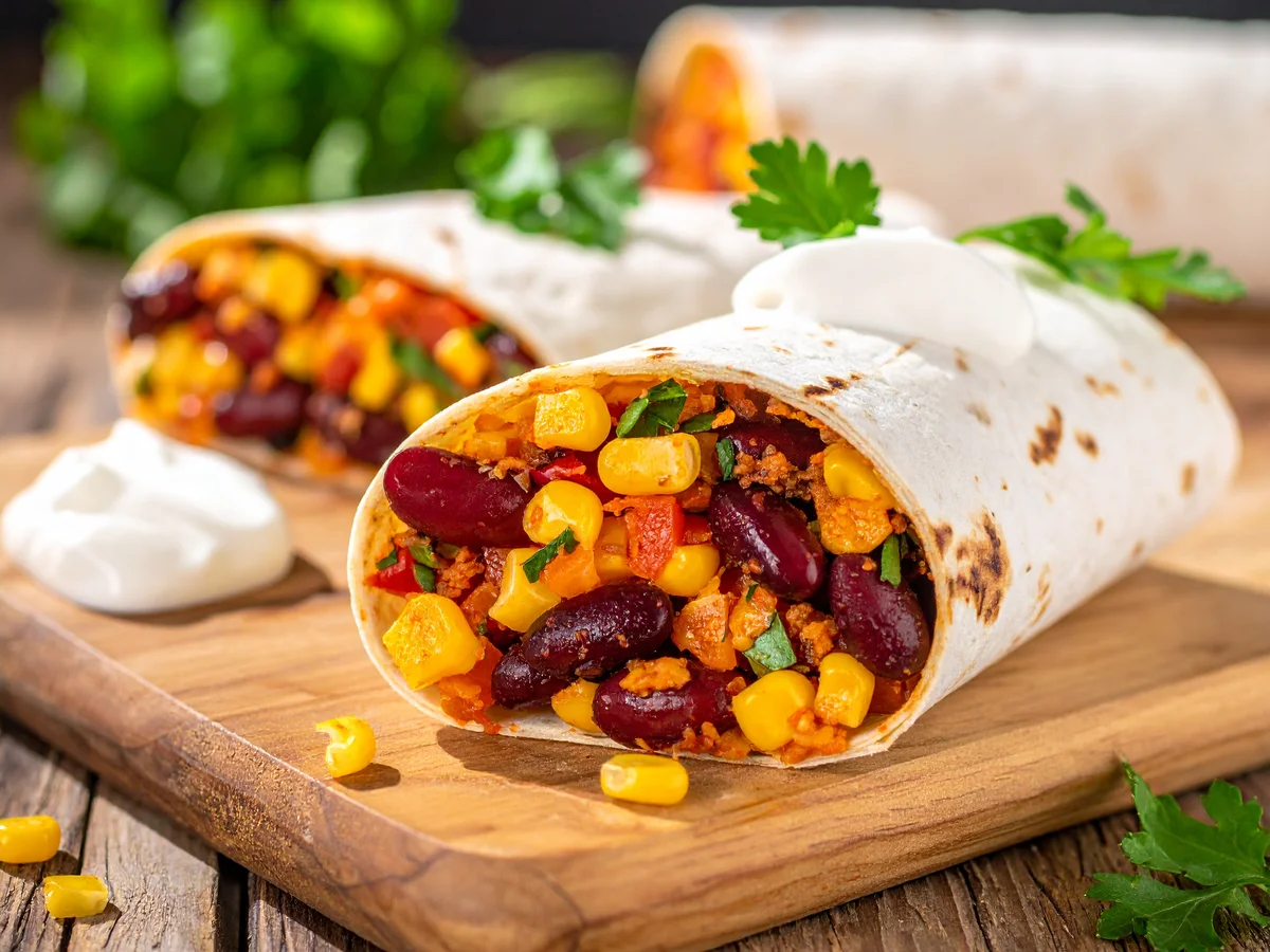 Bohnen-Burrito mit Käse und Salsa