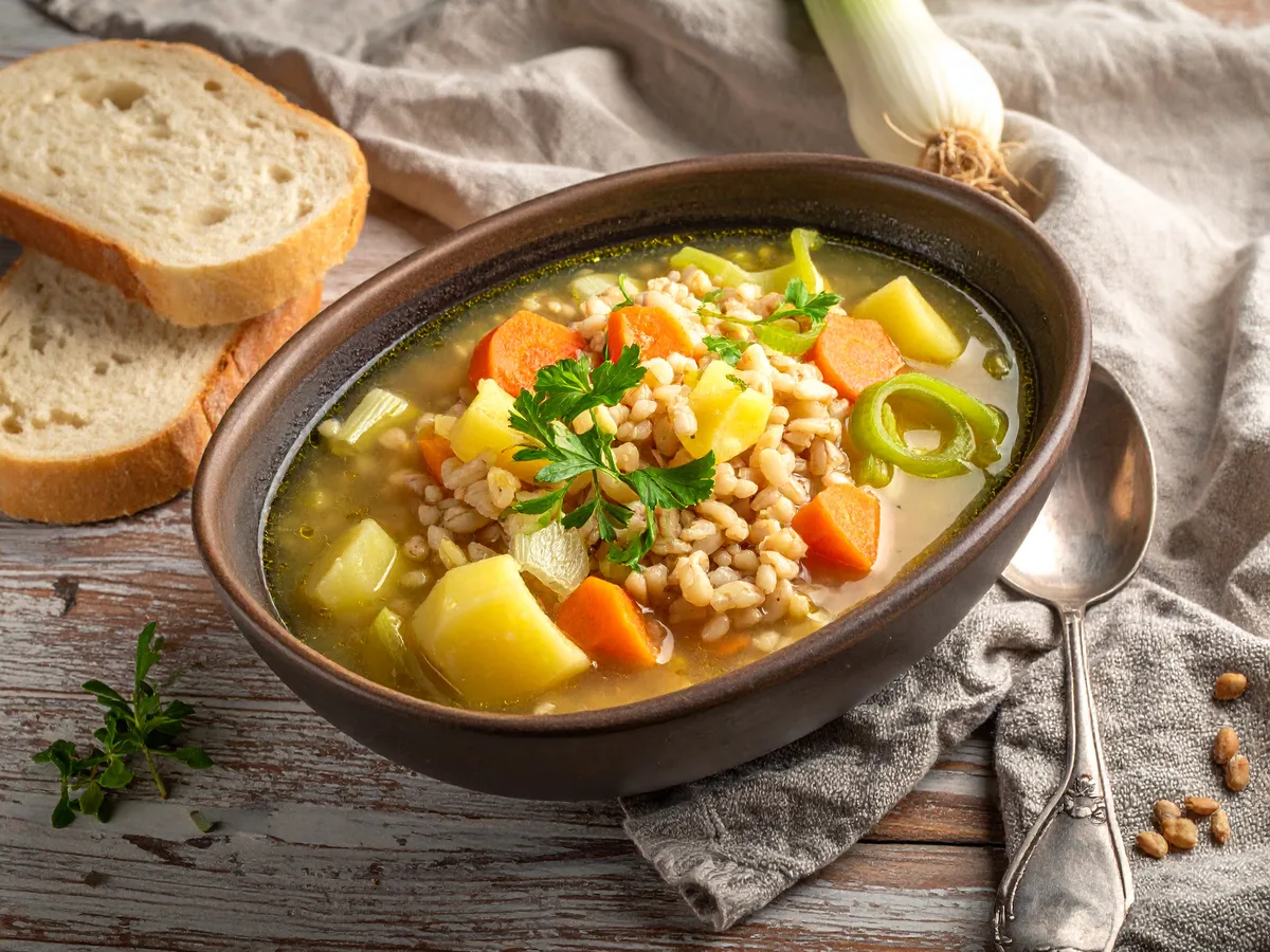 Graupensuppe mit Brot