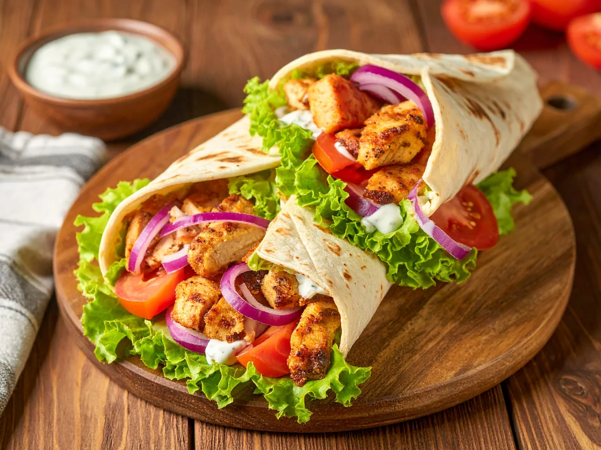 Hähnchen-Gyros-Wrap mit Tortillas und Salat
