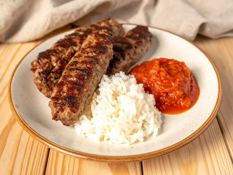 Cevapcici mit Reis und Ajvar
