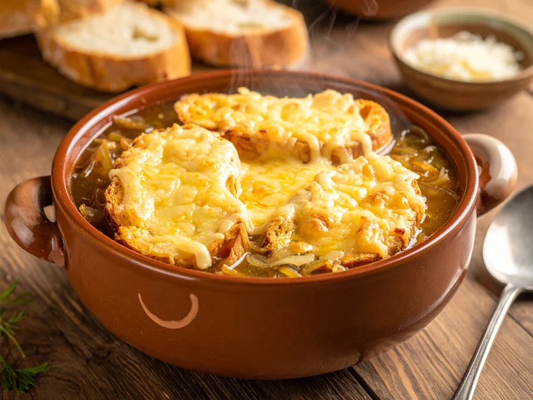 Französische Zwiebelsuppe mit Käse-Baguette