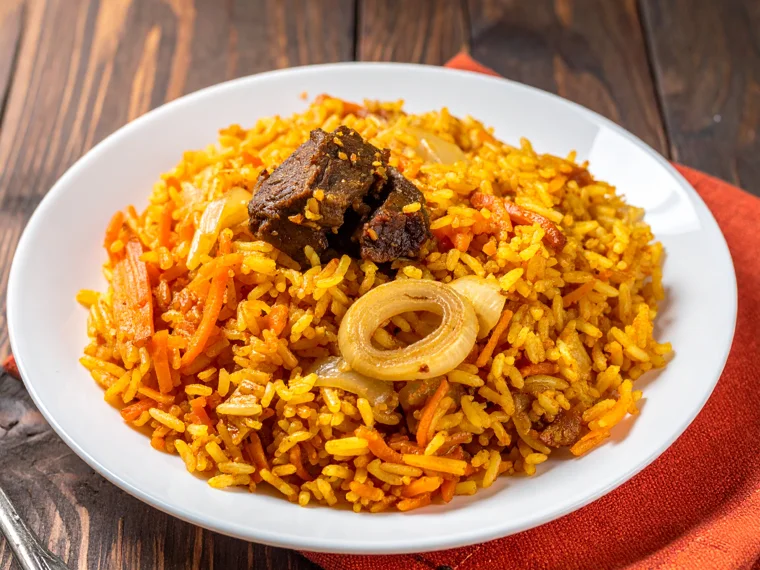 Plov (russischer Reistopf mit Fleisch und Möhren)