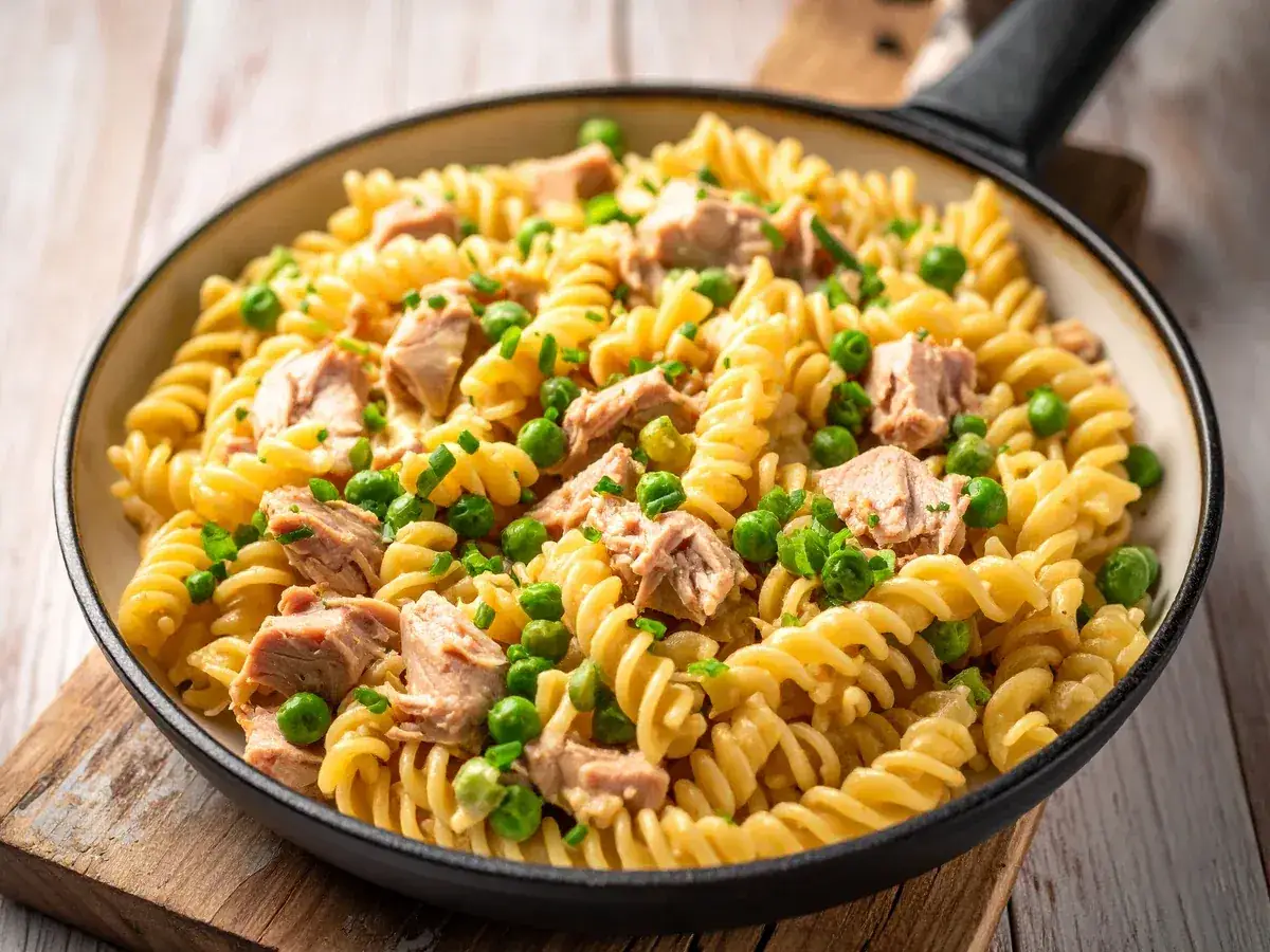 Thunfisch-Nudel-Pfanne mit Erbsen